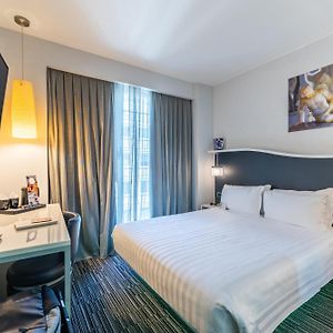 Camera piccola con letto king size